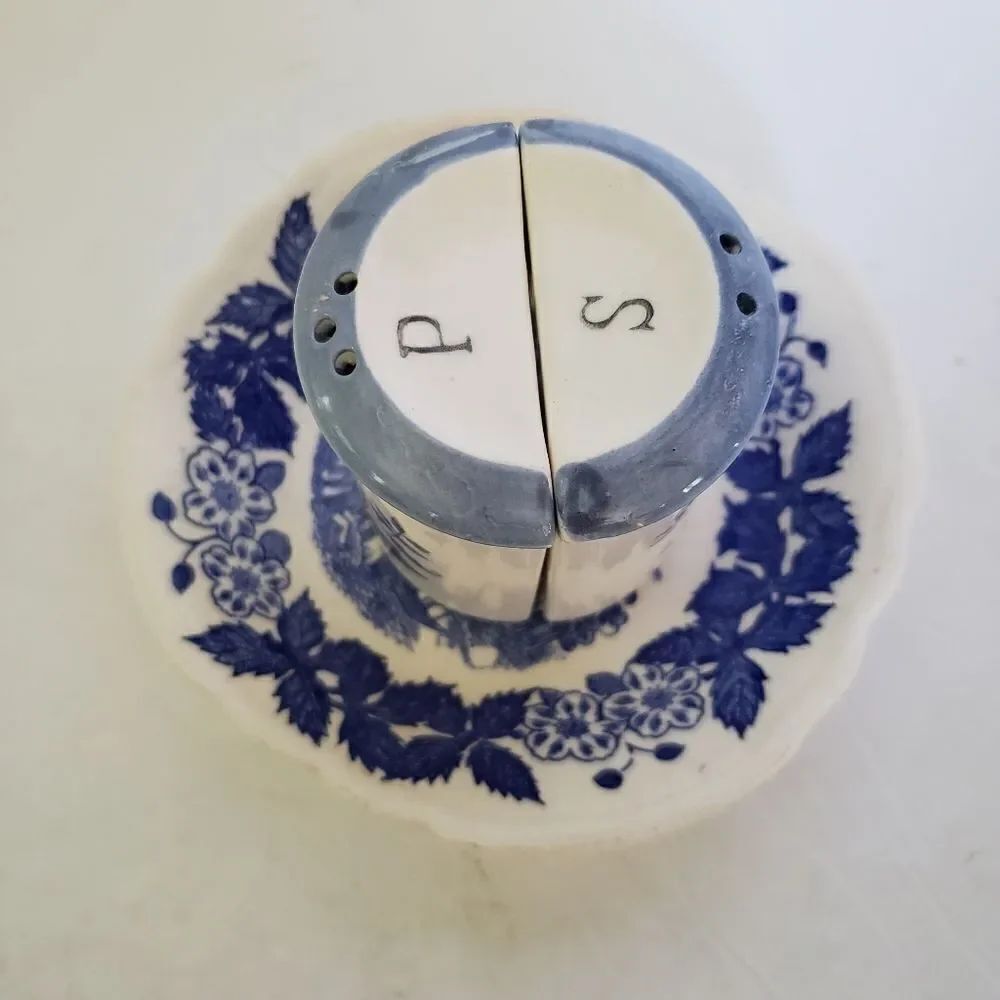 3 Piece Salt & Pepper Shaker Set - Picture 3 of 12